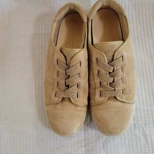 Vionic "Jean" Suede Sneakers Slip On Low Top Comfort Size 9 Wheat Very Nice!